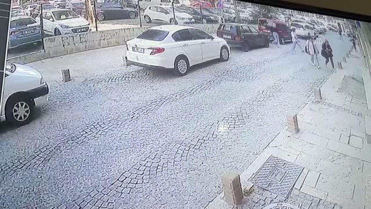 Trafikte yol verme kavgasında bir kişi bıçaklandı