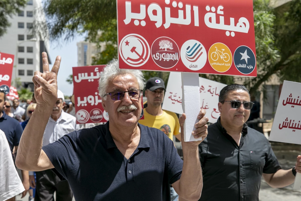 Tunus\'ta, Anayasa referandumuna karşı düzenlenen protesto polis engeline takıldı