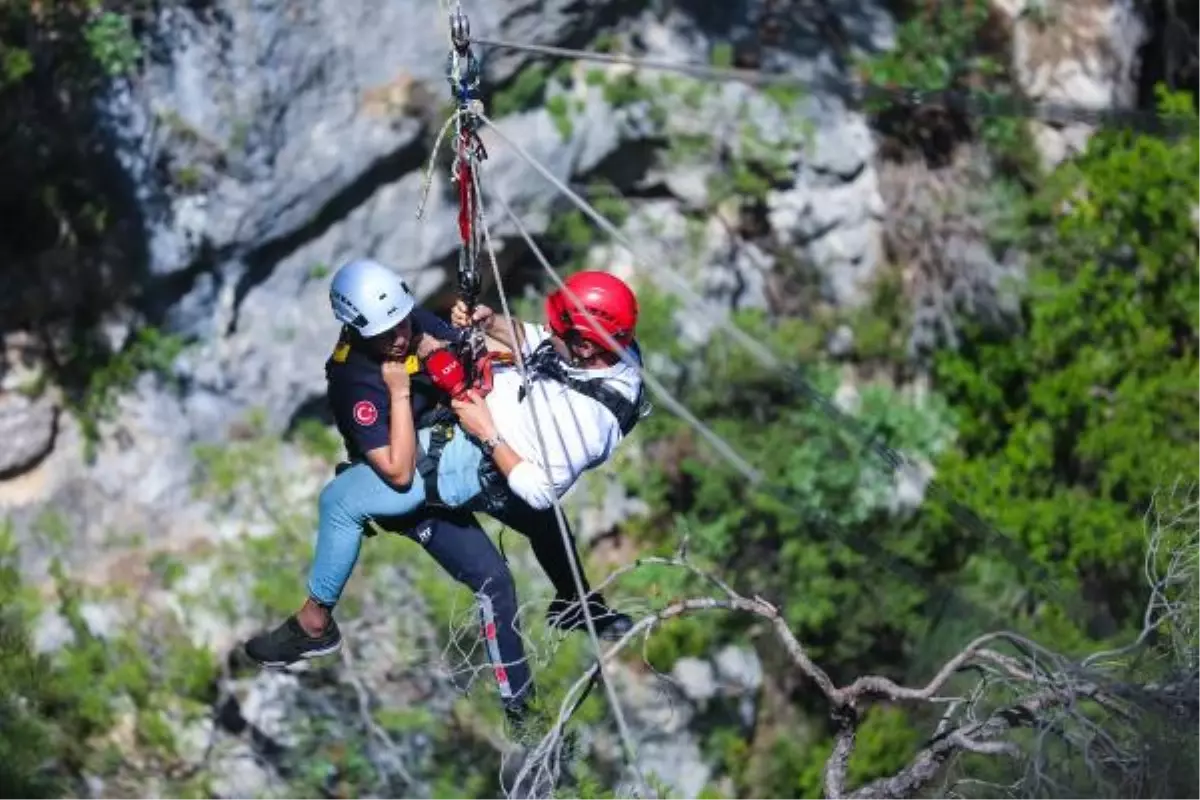 Uçurumda kurtarma kemerine bağlıyken, kazazedeye müdahaleyi anlattı