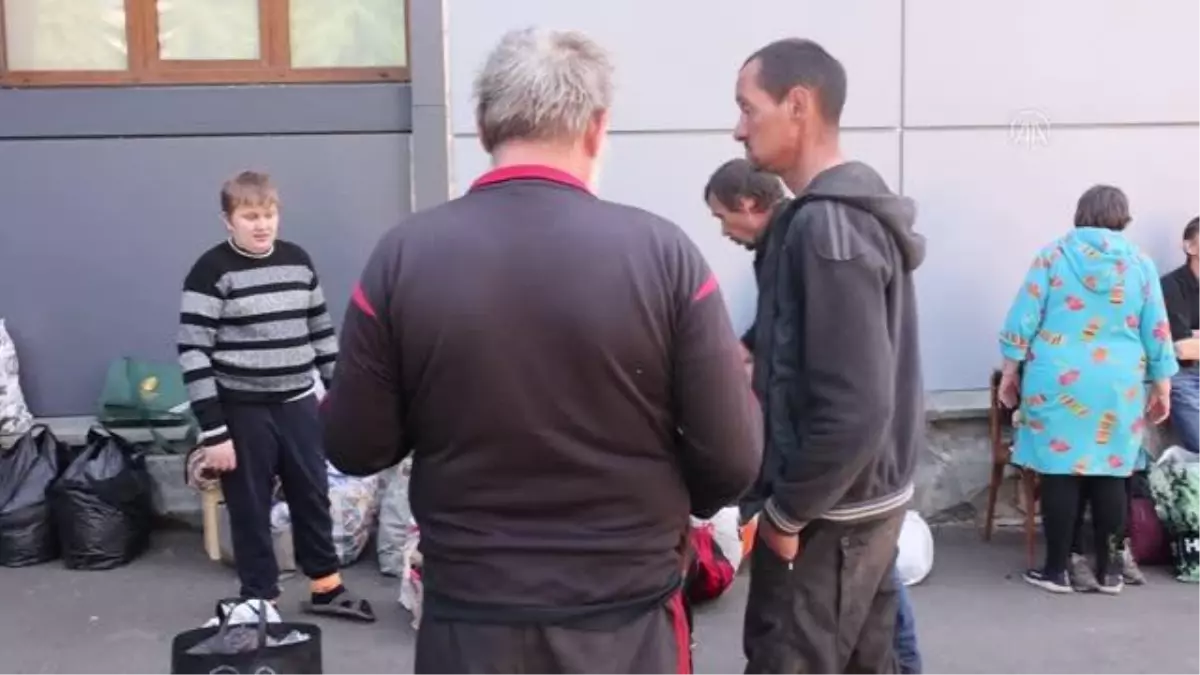 Ukrayna'da saldırı bölgelerinden tahliye edilen siviller