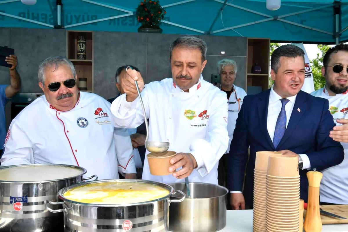 Vali Şıldak\'tan vatandaşa çorba ikramı