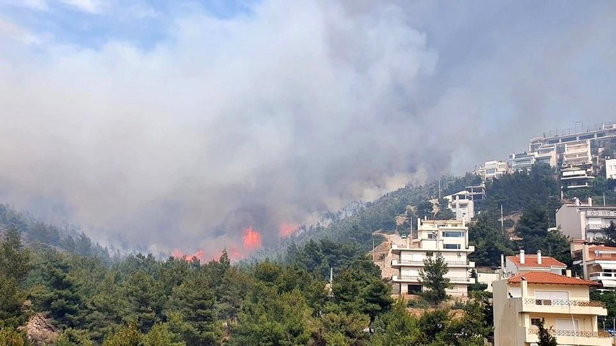 Yunanistan\'da büyük yangın, bazı bölgelerde tahliyeler başladı