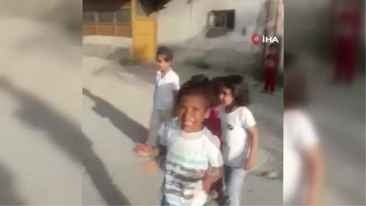 Yürekleri ısıtan görüntü... Çöp toplarken kendisine yardım eden çocukların elini öpüp harçlık verdi