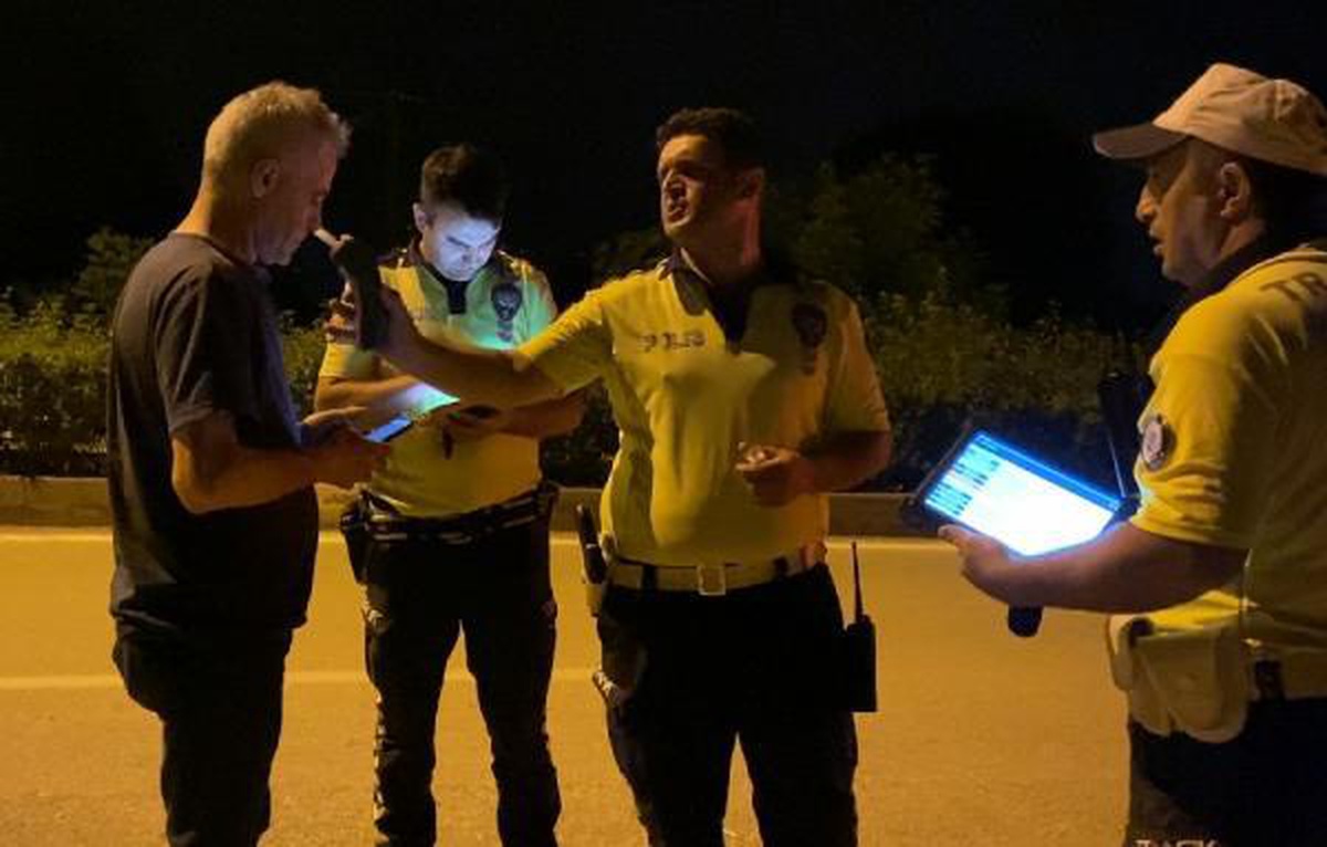 3\'ÜNCÜ KEZ ALKOLLÜ YAKALANAN SÜRÜCÜ: DUR, BİR POLİS ARKADAŞI ARAYACAĞIM