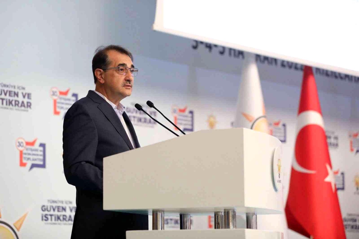 Bakan Dönmez: "Yol arkadaşlarımızla enerjideki küresel gelişmeleri ve ülkemize yansımalarını ele aldık"
