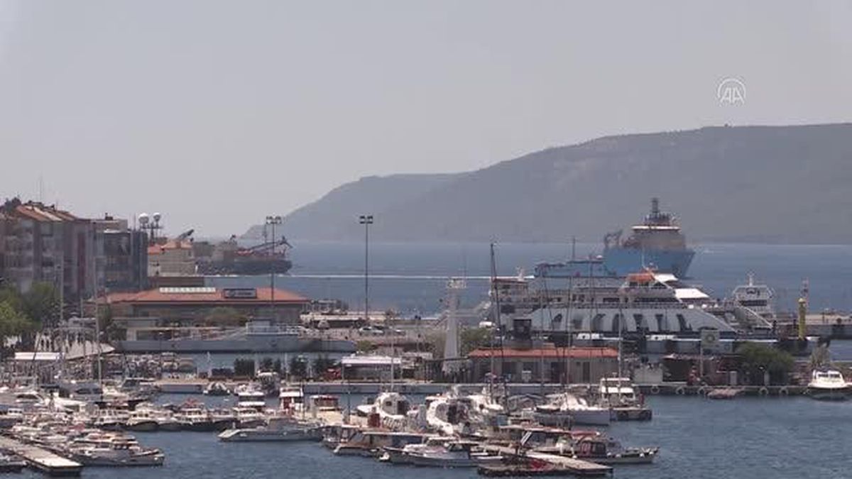 ÇANAKKALE - Karadeniz'e doğal gaz borularını yerleştirecek gemi Çanakkale Boğazı'ndan geçti (2)