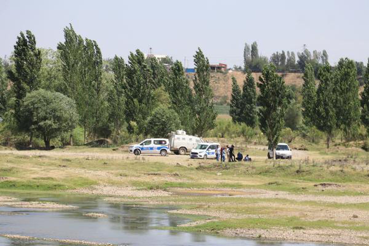 Dicle Nehri\'ne giren 3 liseli boğuldu (2)
