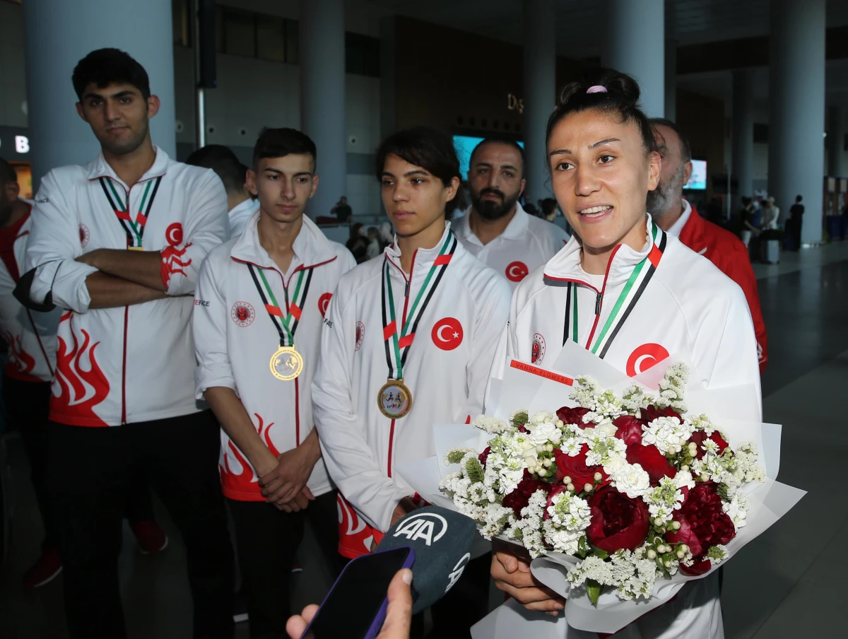 Dünya şampiyonu Muaythai Milli Takımı yurda döndü