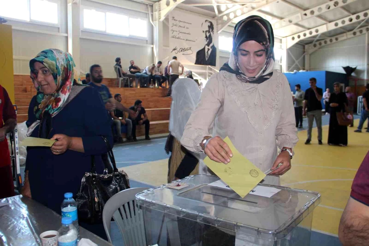 Elazığ\'da bir mahalle sandık başında gitti