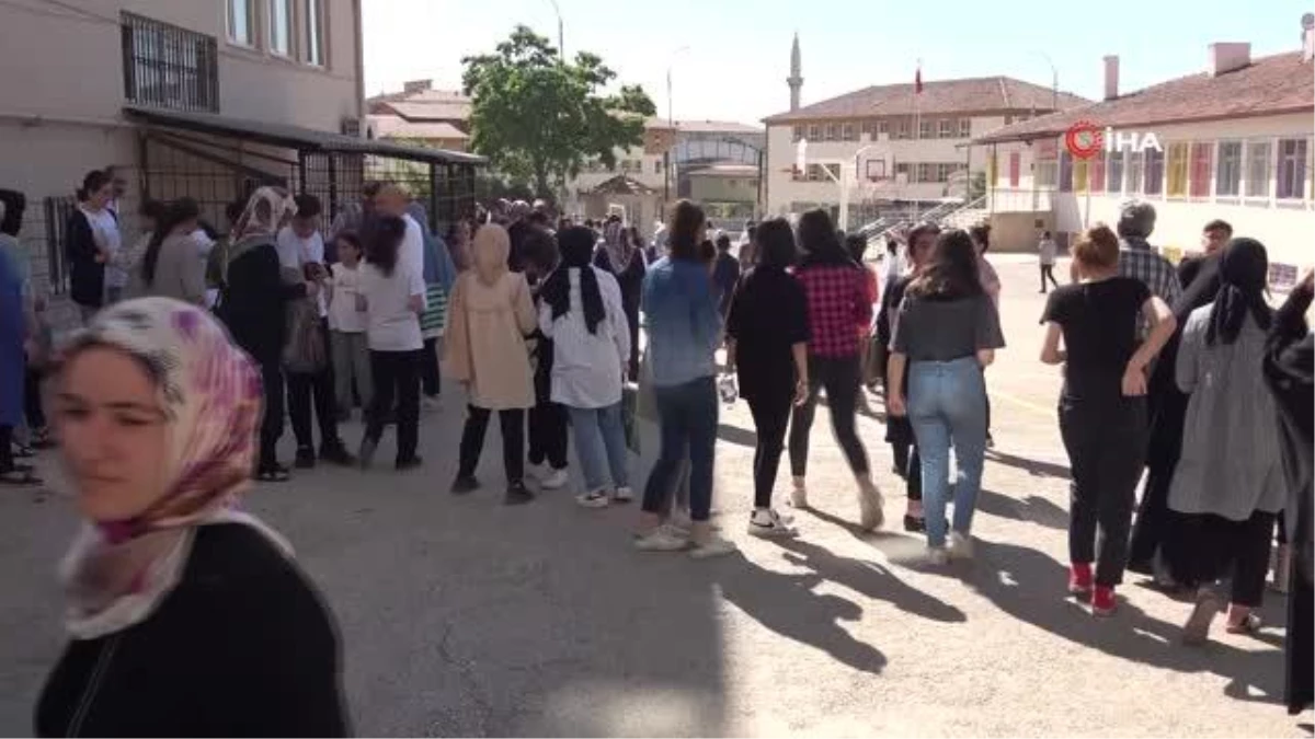 Elazığ\'da LGS heyecanı başladı, öğrenciler içeride aileler dışarıda ter döktü