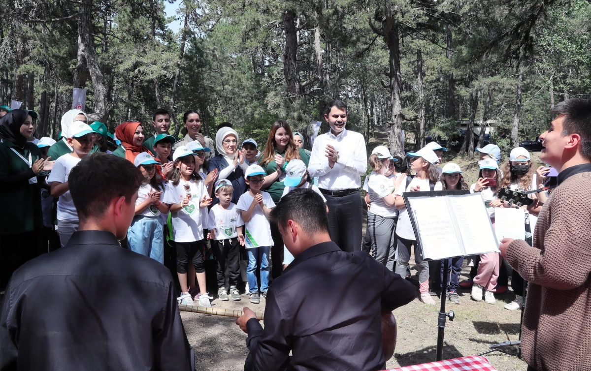 Emine Erdoğan, Kızılcahamam\'da gençlerle çevre yürüyüşüne katıldı