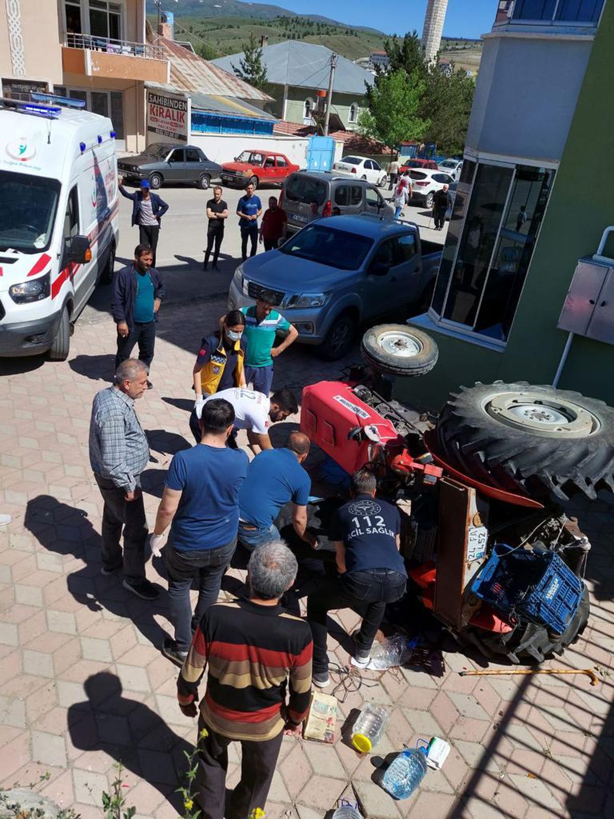 Erzincan\'da devrilen traktörün altında kalan sürücü öldü