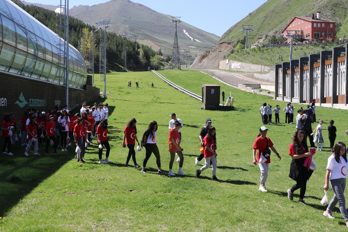 Gönüllüler, çevre farkındalığı için Palandöken Kayak Merkezi'nde çöp topladı