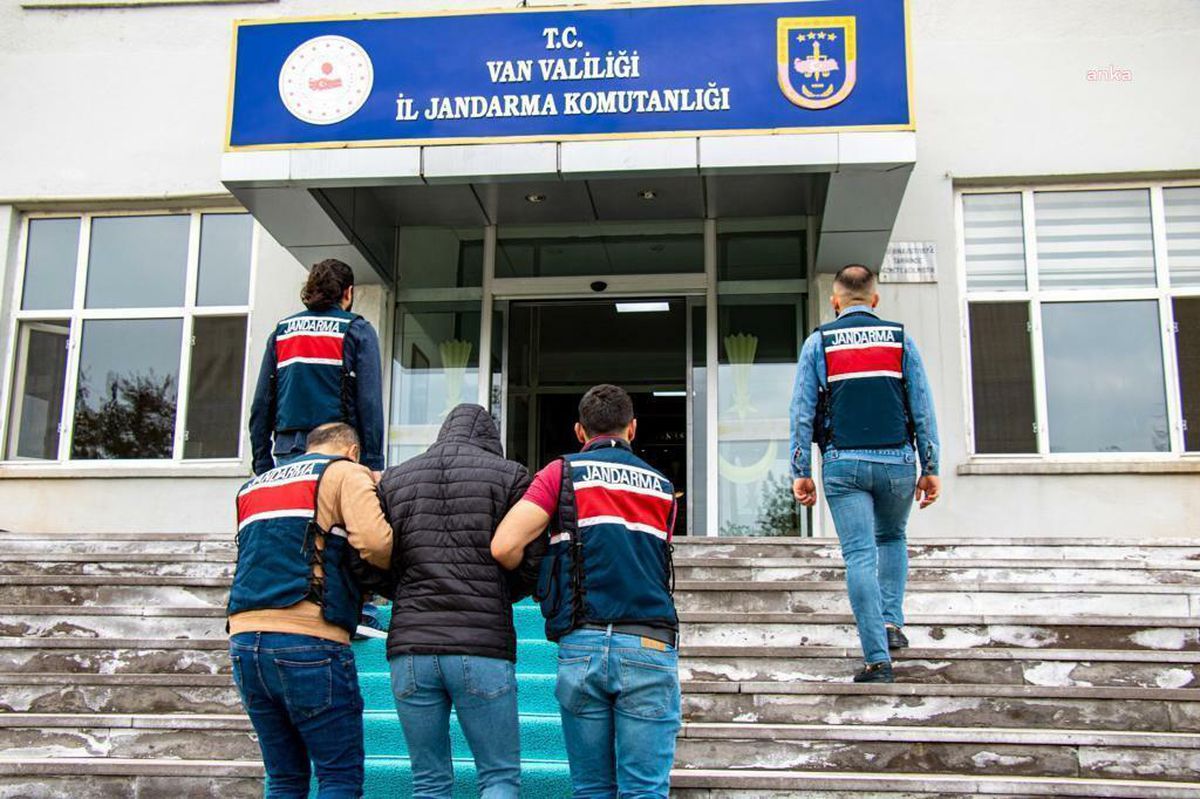 İçişleri Bakanlığı: Van\'da Polis Memuru Tuncay Akyüz\'ün Şehit Edilmesi Olayının Failini Hastaneye Getiren ve Kaçmasına Yardım Eden Örgüt Mensubu...