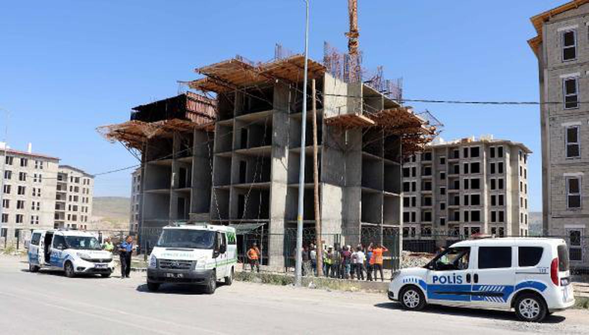İnşaatın 4\'üncü katındaki iskeleden düşen işçi öldü
