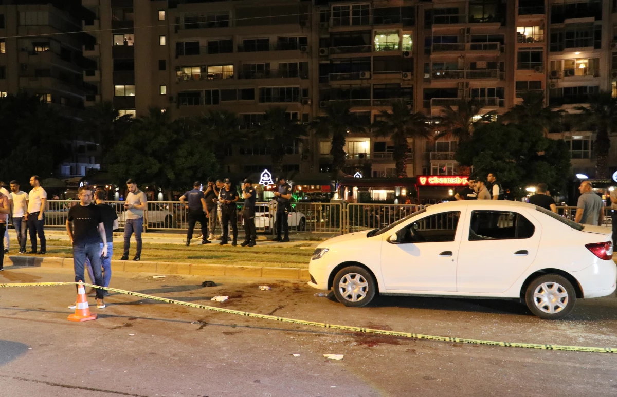 İzmir\'de bir otomobile uzun namlulu silahla ateş açıldı: 2 kişi ağır yaralı