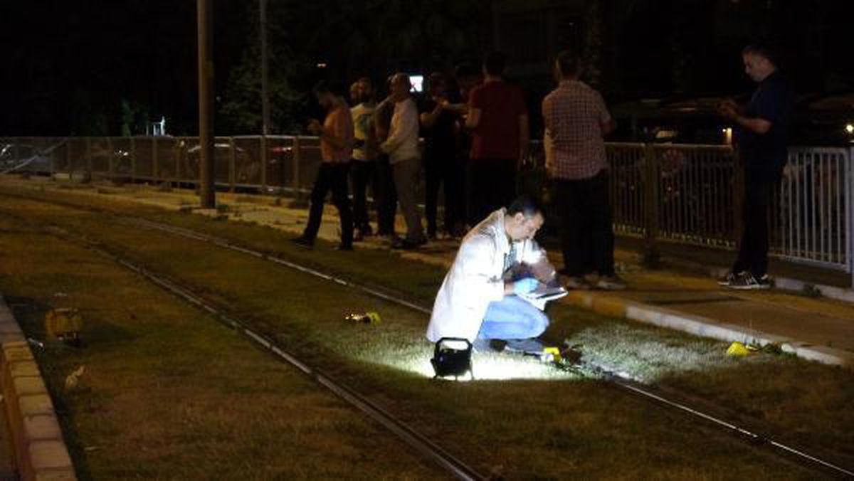İZMİR'DE OTOMOBİLE UZUN NAMLULU SİLAHLA SALDIRI: 1 ÖLÜ 1 AĞIR YARALI
