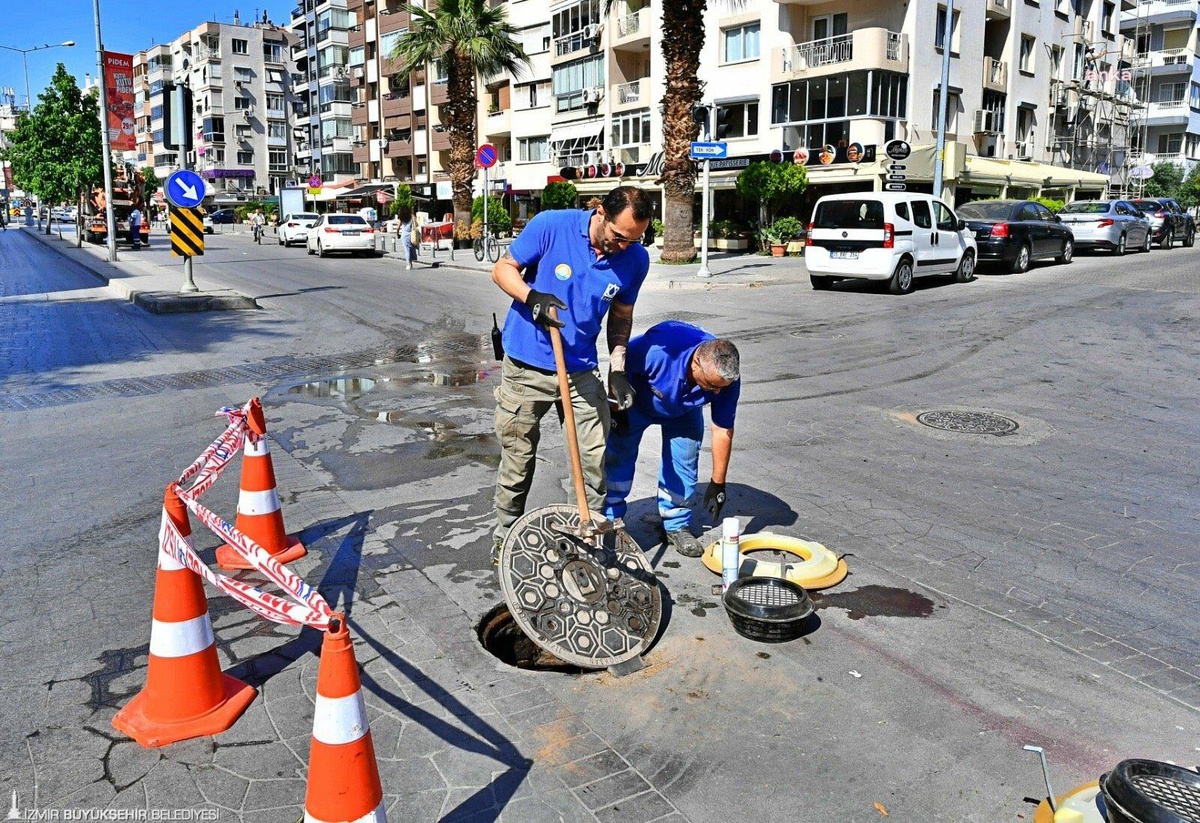 İzmir\'de Rögarlara Koku Giderici Filtre Takılıyor