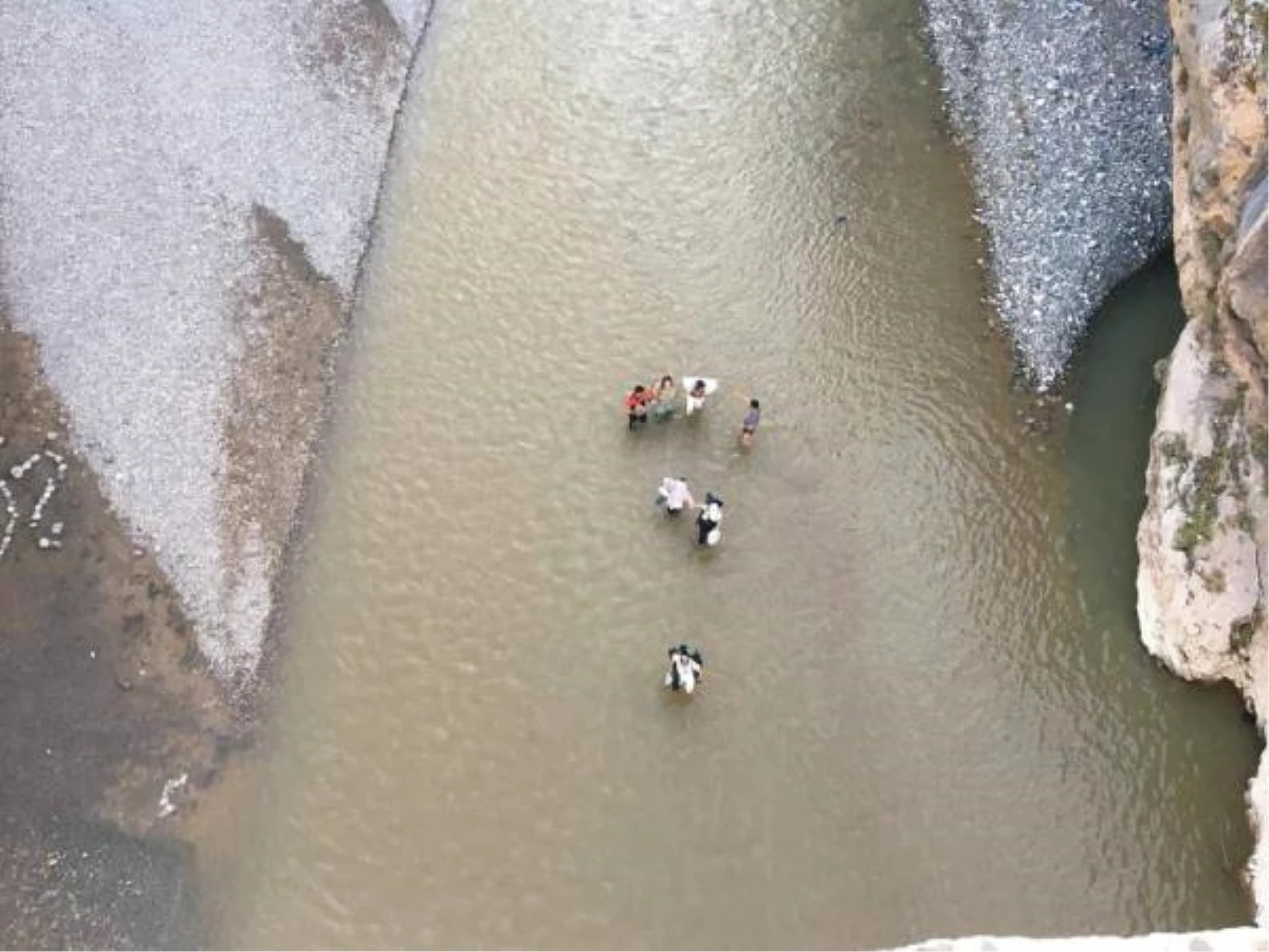 Kahta Çayı\'nda baraj kapakları açılınca mahsur kalan 14 kişi kurtarıldı