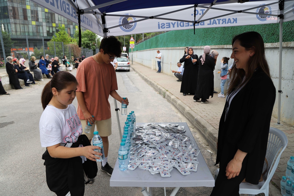 Kartal Belediyesi\'nden Lgs Öncesi Öğrencilere Su İkramı