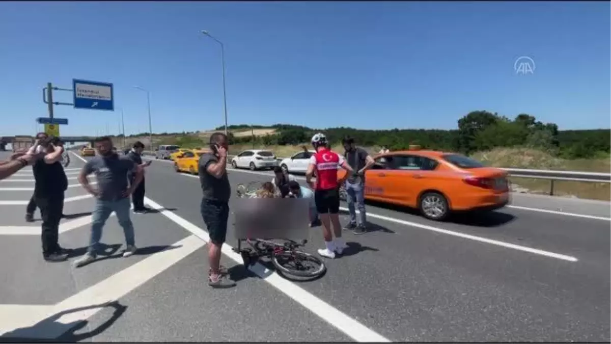 Kaza geçiren bisikletliye yoldan geçen doktor ve hemşire müdahale etti