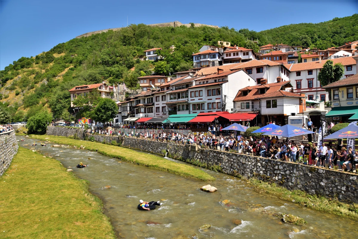 Kosova\'da şambrel ile rafting yarışması düzenlendi