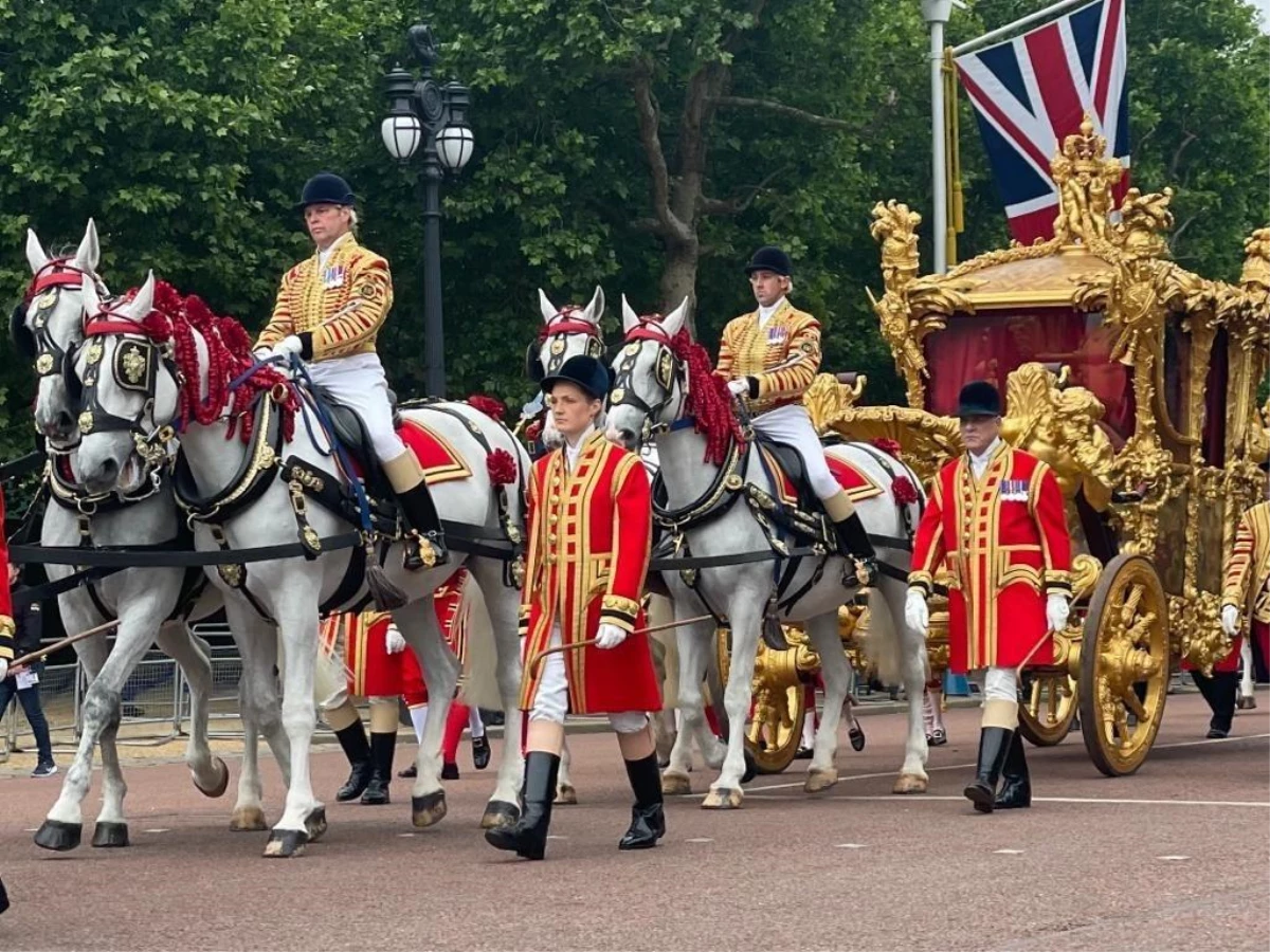 Kraliçe II. Elizabeth\'in hologramı halkı selamladı