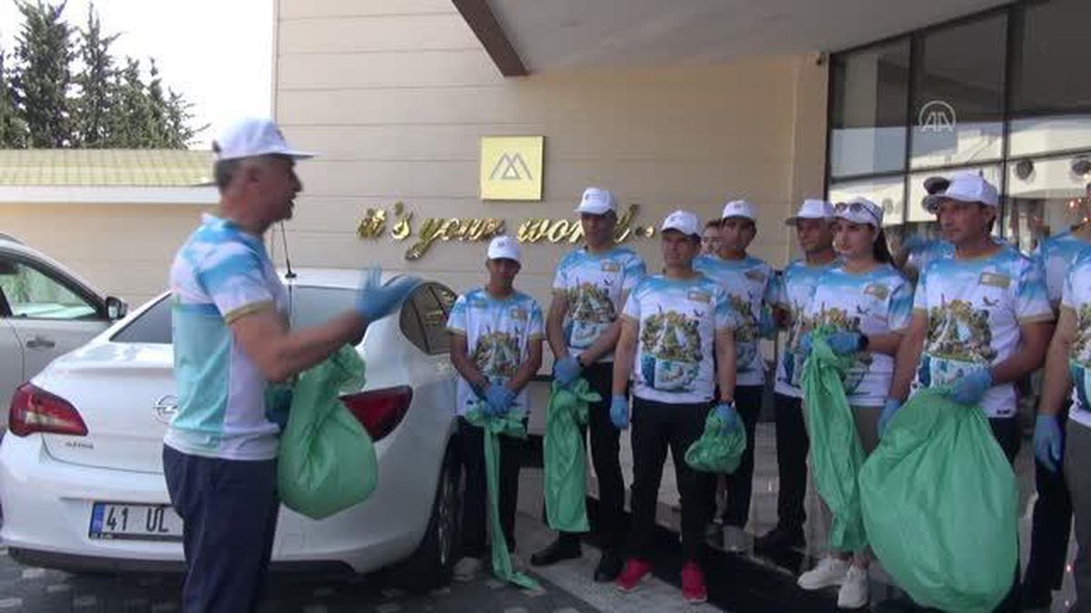 Manavgat'ta otel personeli ve turistler çevre temizliği yaptı