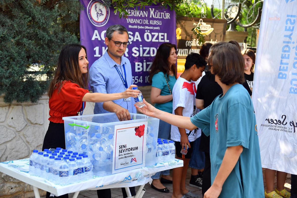 Mersin Büyükşehir, Lgs\'ye Giren Öğrencilere Su İkram Etti