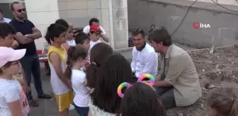 Minik arkeologlar toprak altına konulmuş kiremit, vazo, tabak ve eski paraları bulmaya çalıştı