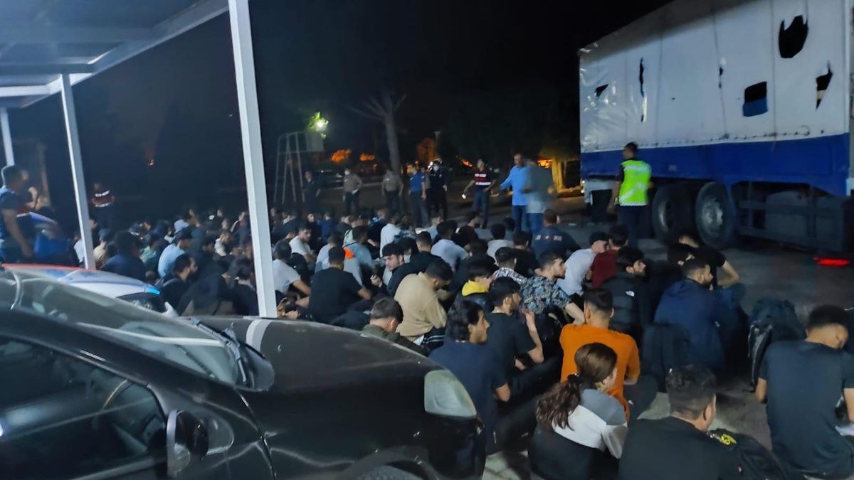 Muğla\'da durdurulan kamyonun kasasında 111 düzensiz göçmen yakalandı