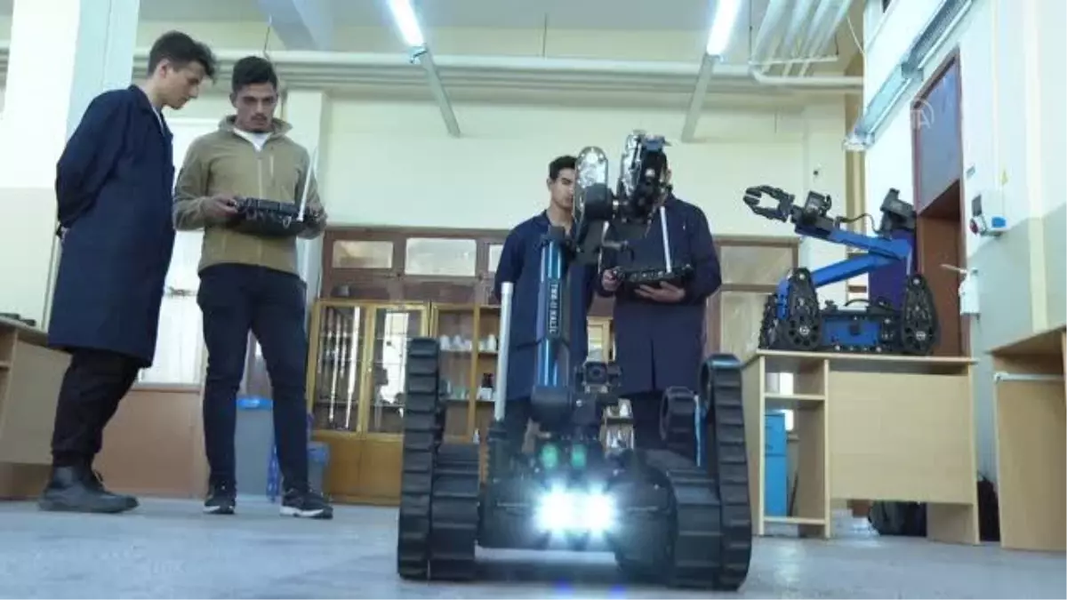 Öğrencilerin ilk işi, 'Mehmetçiğin robot yardımcıları' oldu (2)