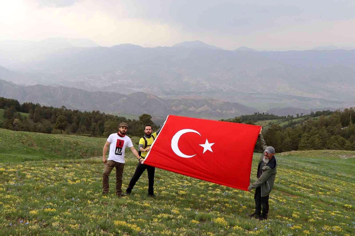Oltu doğa severler Kırdağ\'da Türk Bayrağı açtılar