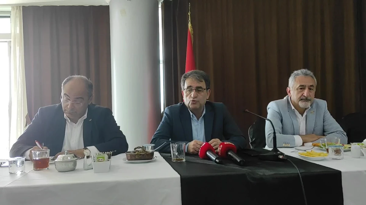 Rize\'de Konuşan CHP Milletvekili Turan Aydoğan: "Emeklimize 150 Doları Mübah Gören Bir Yönetim Var"