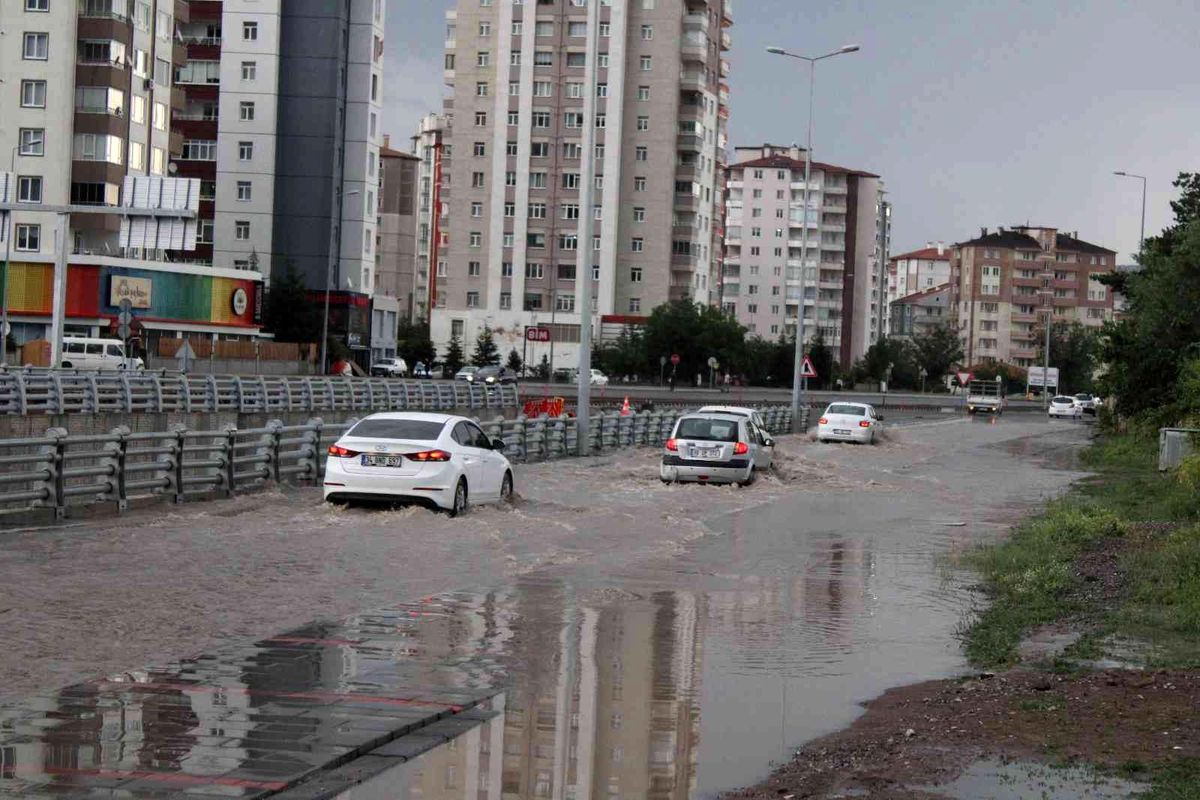 Sağanak yağış hayatı olumsuz etkiledi