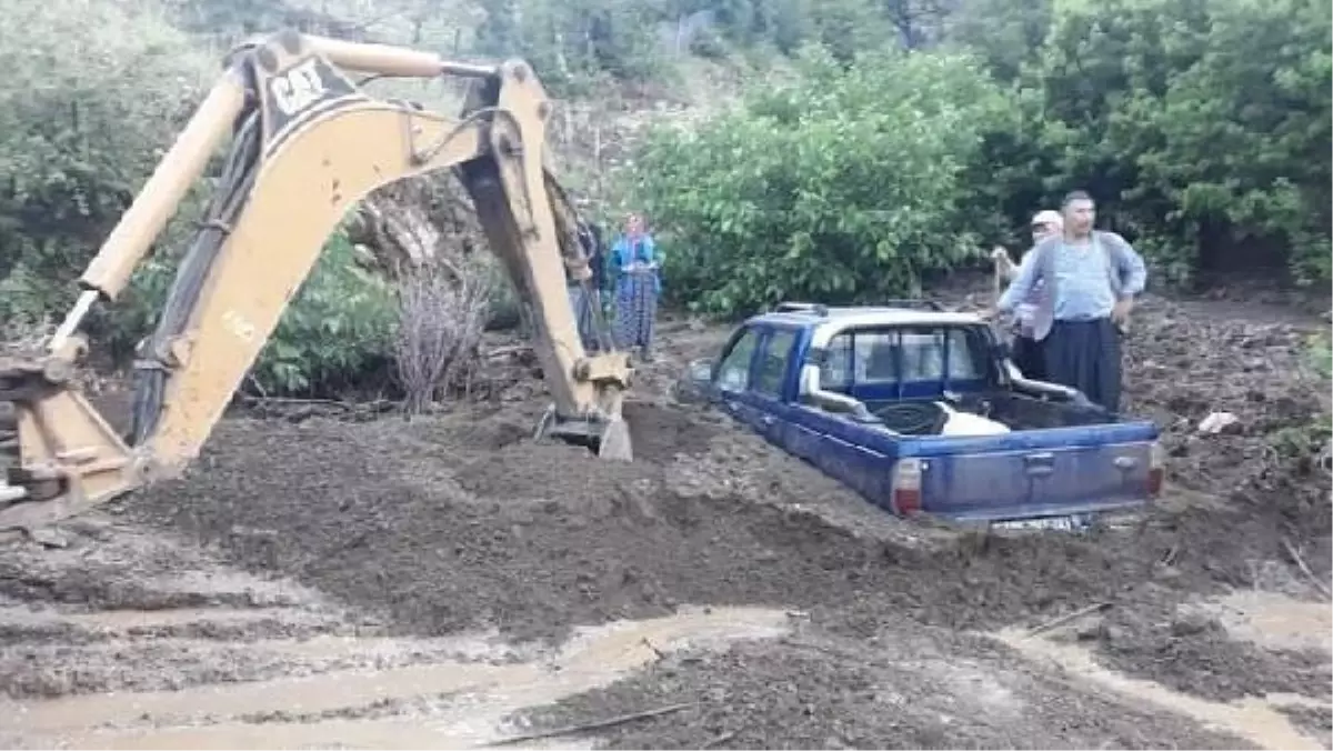 Sağanak yağış, toprak kaymasına neden oldu