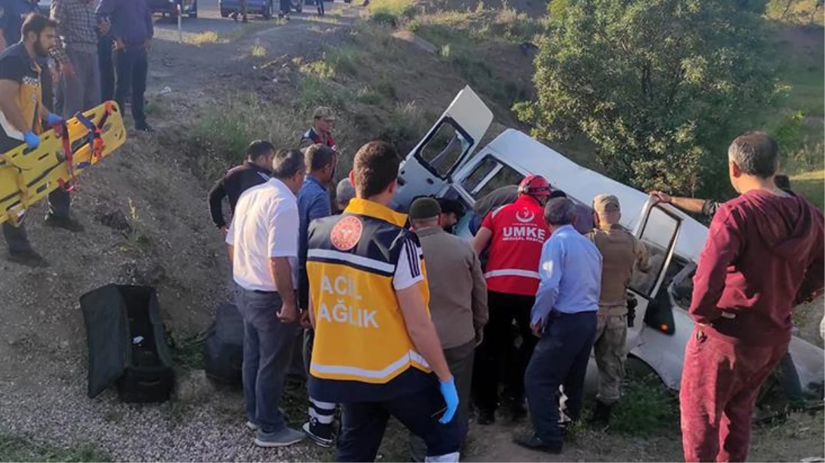 Siirt\'te şarampole devrilen minibüsteki 4 kişi öldü, 6 kişi yaralandı
