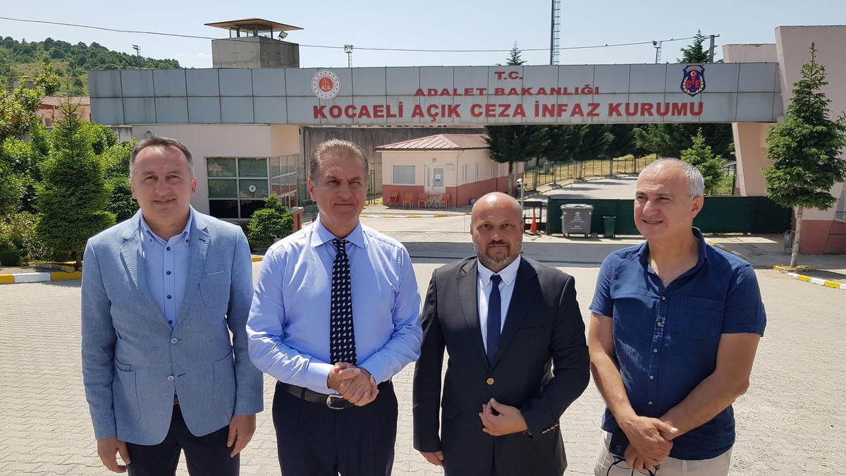 TDP Genel Başkanı Sarıgül, Kocaeli\'de cezaevi önünde açıklama yaptı