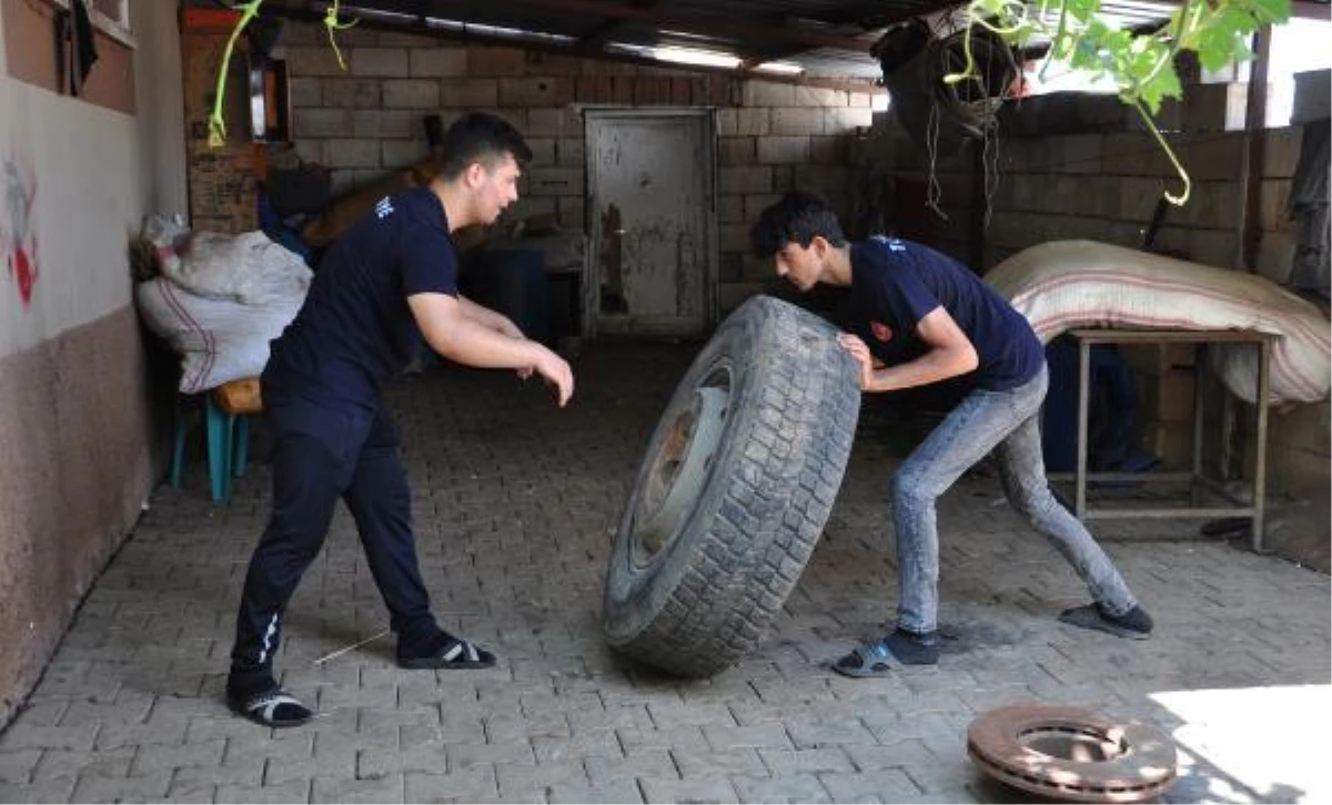 TIR lastiği ve jantla çalışarak güreşte derece yaptılar