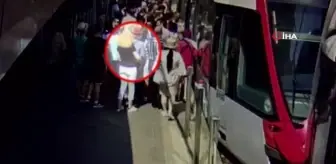 Tramvay durağında yankesicilik yapan 2 kadın yakalandı