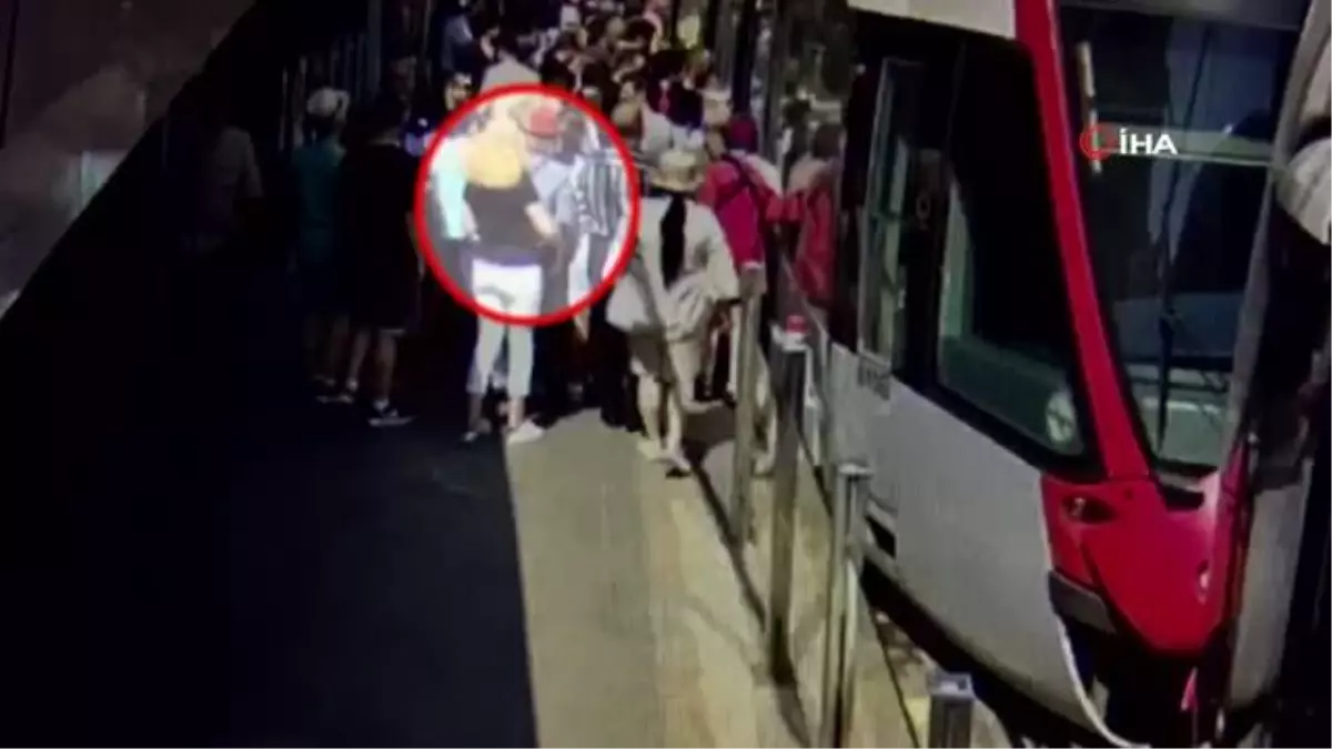 Tramvay durağında yankesicilik yapan 2 kadın yakalandı