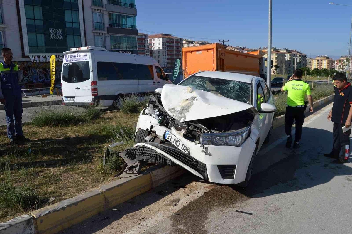 Üç aracın karıştığı kazada 1 kişi yaralandı
