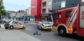 Ümraniye'de çarpışan iki otomobil park halindeki araçlara çarptı, ortalık savaş alanına döndü