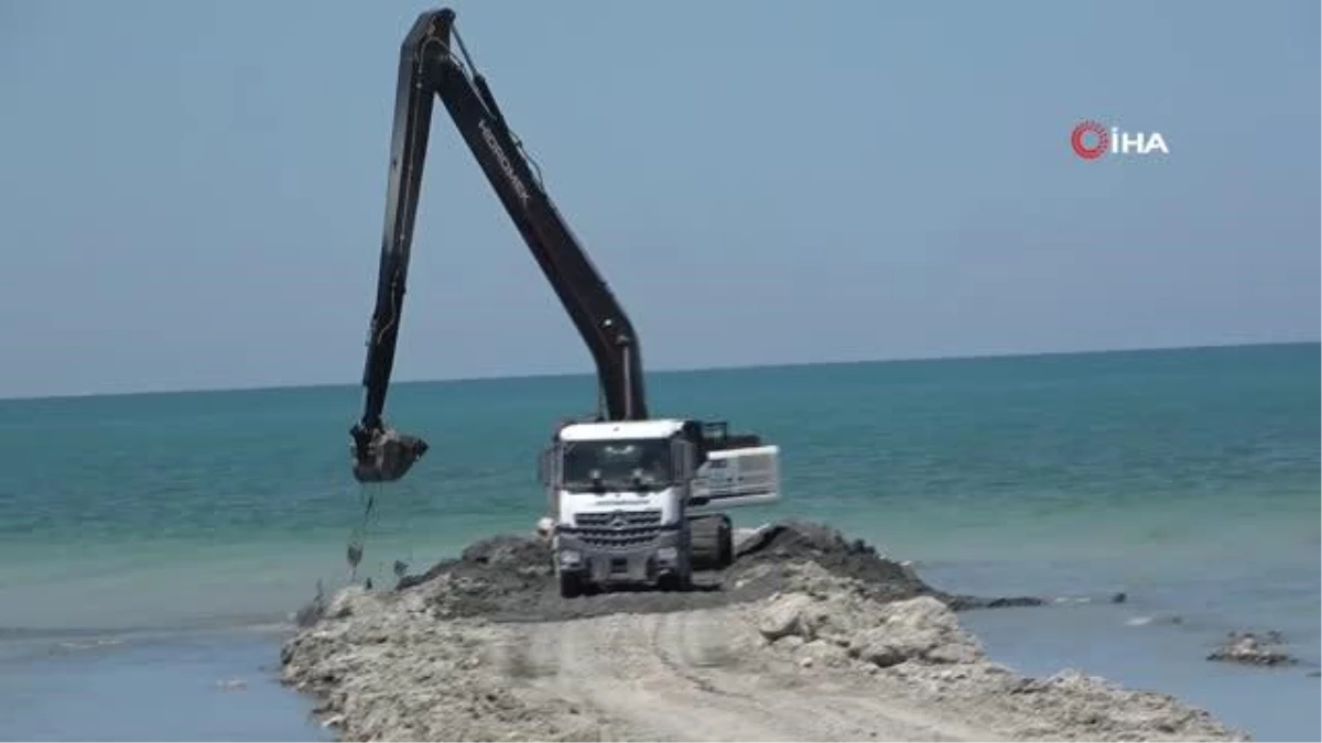 Vali Balcı Van Gölü\'ndeki dip çamuru temizliği çalışmalarını inceledi