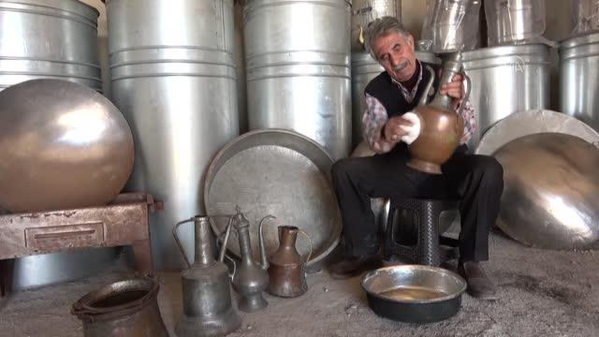 Yarım asırlık kalaycı, mesleği yaşatmak için komşusuna öğretiyor