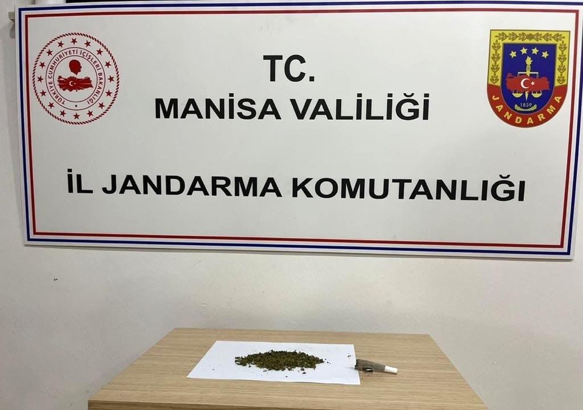 Yol kenarında alkol ve esrar alırken yakalandılar