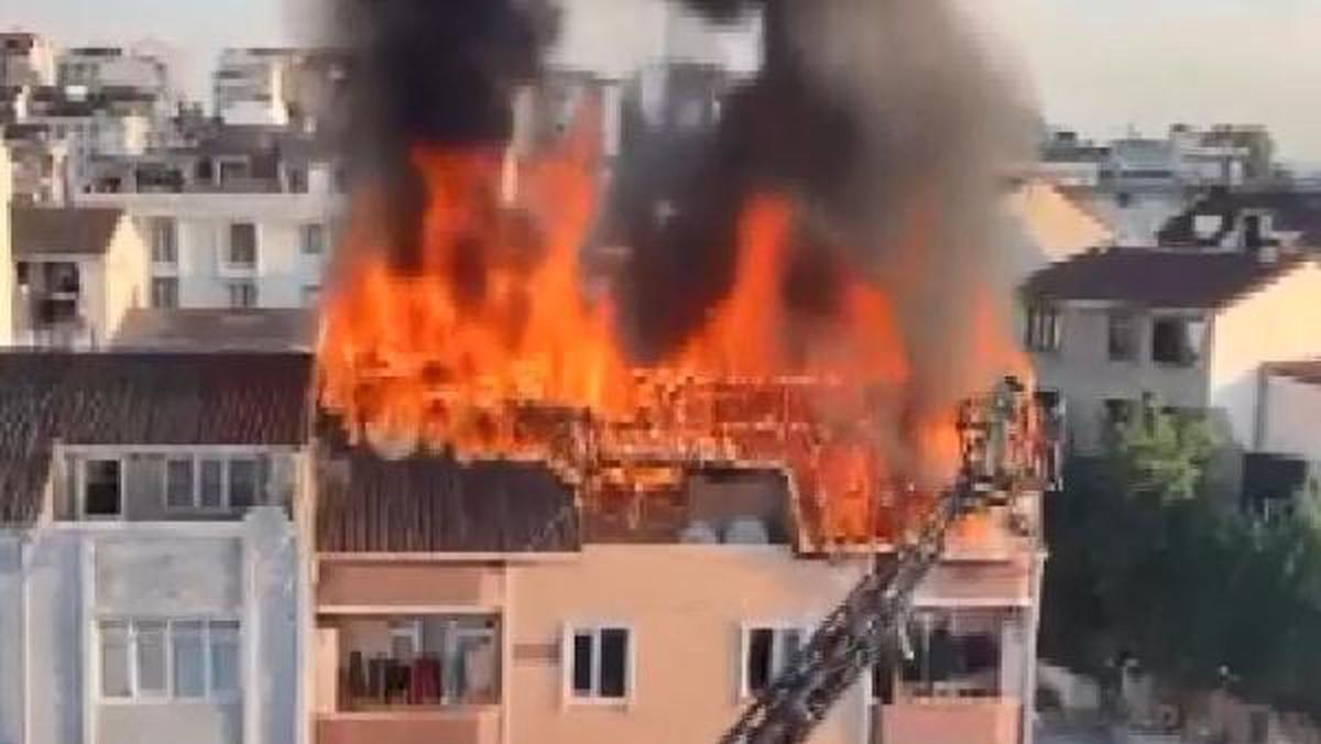 Arnavutköy\'de 4 katlı binanın çatısı alev alev yandı