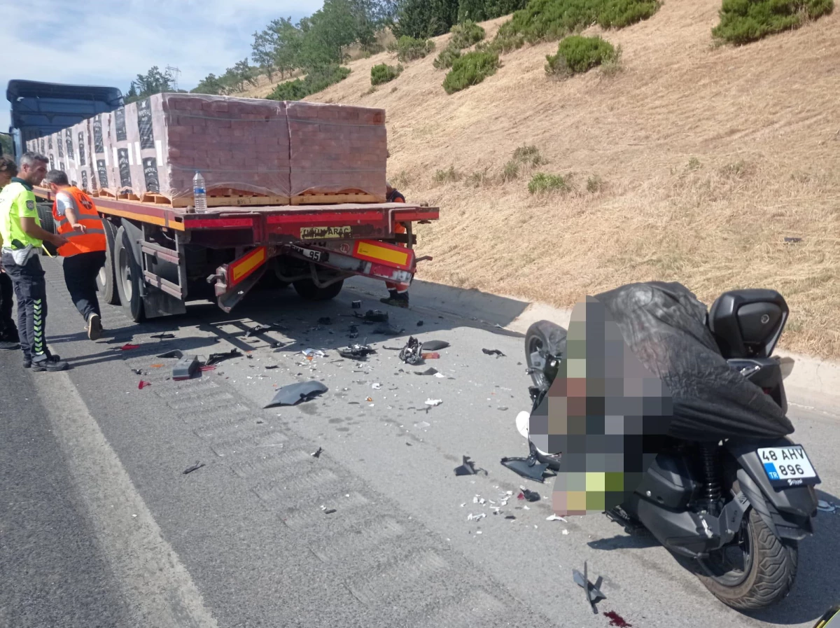 Aydın\'da arızalanan kamyona çarpan motosikletin sürücüsü öldü