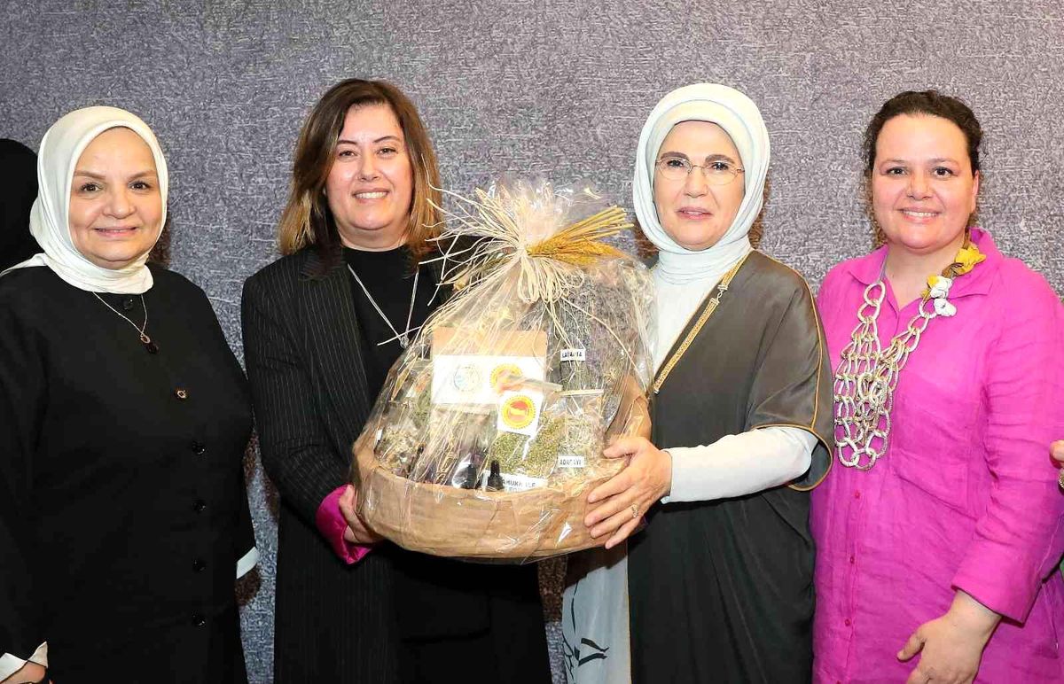 Emine Erdoğan\'a Denizli kekiği takdim edildi