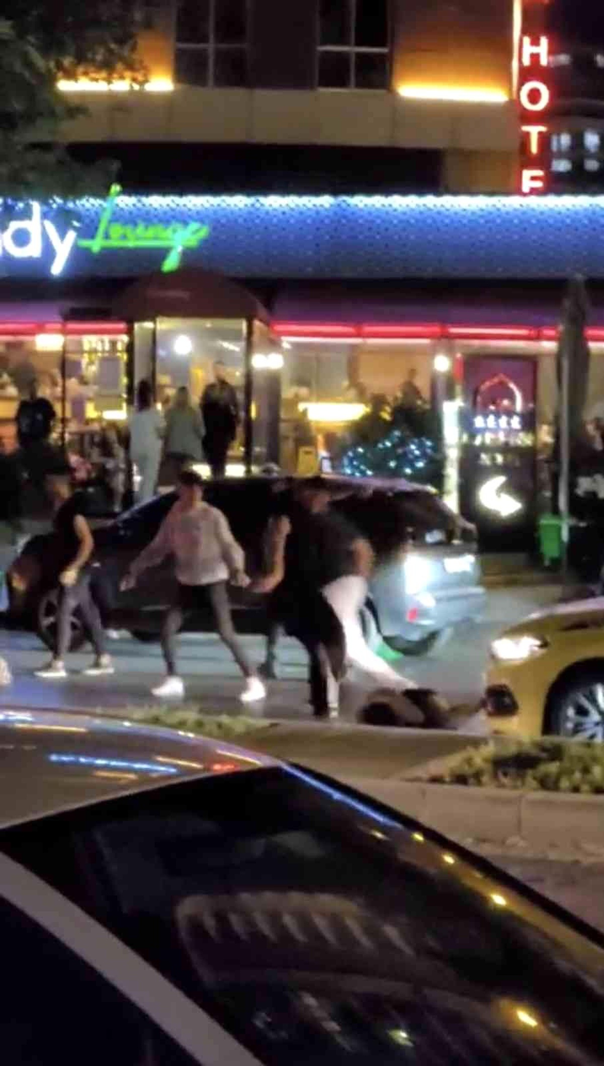 Esenyurt\'ta hesap ödemeyen gençleri sokak ortasında dövdüler: O anlar kamerada